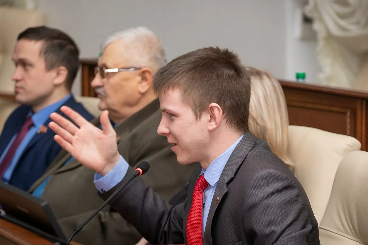 Вопросы были и у самого молодого депутата Александра Волобуева