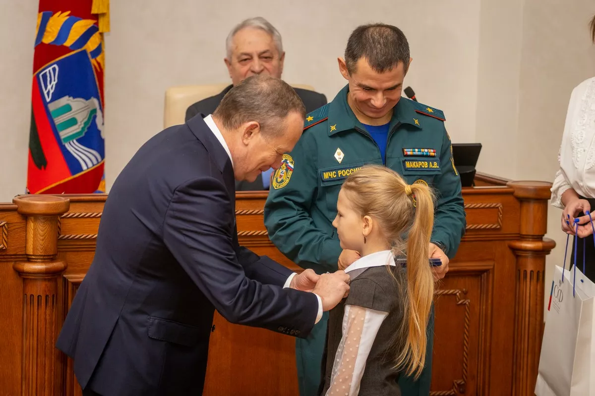 сенатор Зобнев наградил детей-героев