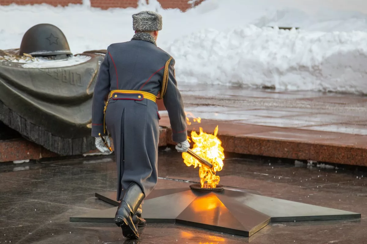 военнослужащий 154-го комендантского Преображенского полка зажег факел