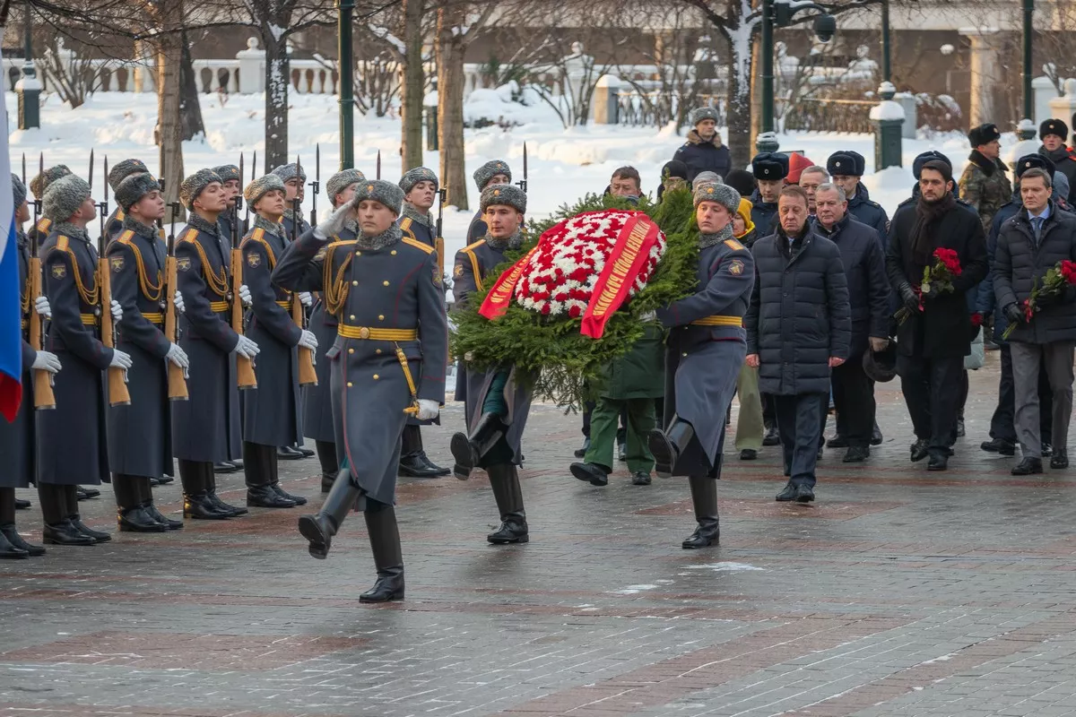 гости церемонии возложили венок и цветы к Могиле Неизвестного солдата