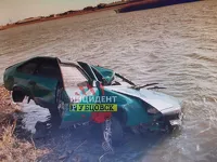 Автомобиль серьезно потрепало перед падением в воду
