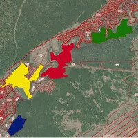 Зеленым цветом отмечен участок под фермой, красным - земли СНТ, желтым - территория санатория, а синим - детского лагеря