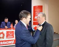 Юрий Афонин награждает Виталия Сафронова