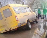 В Рубцовске пассажирская «ГАЗель» провалилась в дорожную яму