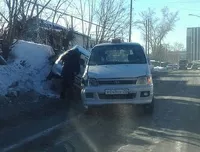 В Барнауле два автомобиля одного таксопарка не поделили дорогу