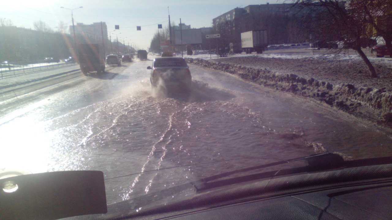 Улицу Попова в Барнауле практически полностью залило водой из-за порыва трубы