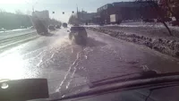 Улицу Попова в Барнауле практически полностью залило водой из-за порыва трубы