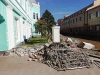 Разрушенные столбы к Петропавловскому собору отношения не имели