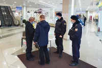 Проверка чиновников и силовиков в торговом центре