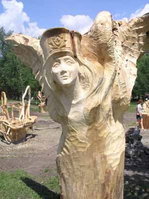 Лучшим скульптором барнаула признан александр парфенов
за деревянную фигуру алтайского старца.