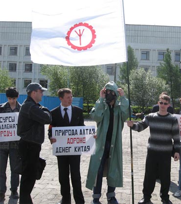 &quot;Семеро смелых&quot;: беспартийная молодежь организовала в Барнауле
пикет против строительства газопровода &quot;Алтай&quot;.