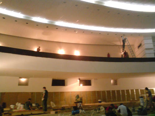 После реконструкции в Алтайском краевом театре драмы появится
компьютерная система управления сценой, система кондиционирования
и оперная акустика.