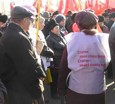 Во время митинга, посвященного годовщине Октябрьской
революции, алтайские коммунисты раскритиковали &quot;единороссов&quot; и их
идею &quot;новой истории&quot; Алтая.