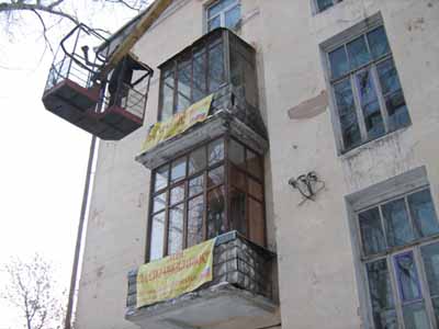 В Барнауле принудительно снимаются &quot;балконки&quot;
&quot;справедливороссов&quot;. Фоторепортаж.