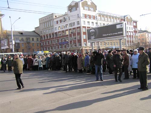 В Барнауле 30 октября пенсионеры вновь протестовали против
отмены льготного проездного и перекрывали главный проспект
города. Фоторепортаж.
