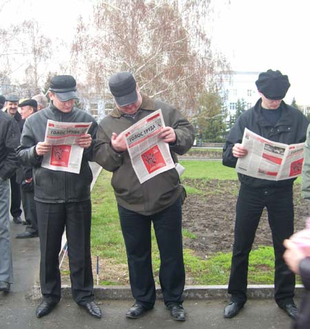 &quot;Две площади&quot;: единороссы и коммунисты 1 мая митинговали на
двух соседних площадках в центре Барнаула.