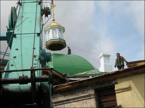 Над куполом храма Димитрия Ростовского в Барнауле
сегодня был установлен крест.
