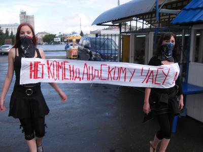 Барнаульские школьники пытались протестовать против введения
комендантского часа. Одного из них задержали, а его мать
оштрафовали &quot;за ненадлежащее воспитание ребенка&quot;.