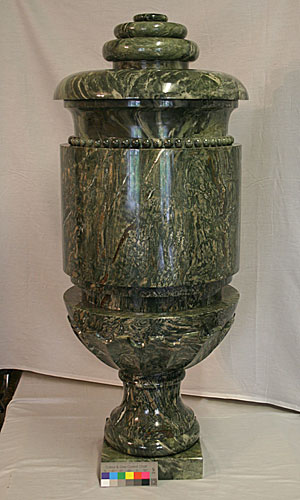 На Алтае отреставрировали уникальную яшмовую вазу &quot;Урна
судьбы&quot;, изготовленную здесь в 18-м веке для императорской семьи.