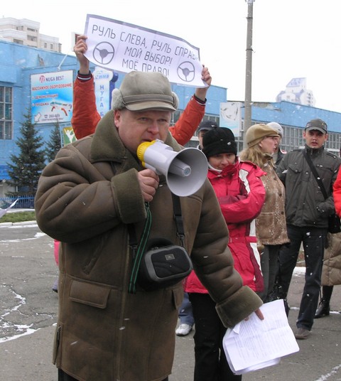 Барнаульские автовладельцы в ходе митинга протестовали против
произвола власти: хватит угнетения - тоталитарного режима нам не
надо!