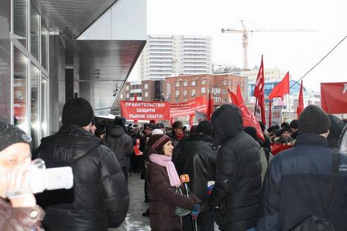Рабочие &quot;Алттрака&quot; провели первый пикет у офиса
РАТМ-холдинга в Новосибирске.