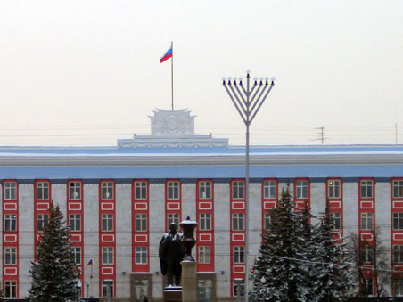Евреи вновь воздвигли ритуальное сооружение в честь Хануки на
центральной площади Барнаула.
