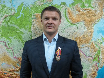 Геннадий Зюганов наградил алтайского думца Алексея Багарякова
юбилейной медалью к 130-летия со дня рождения Сталина.