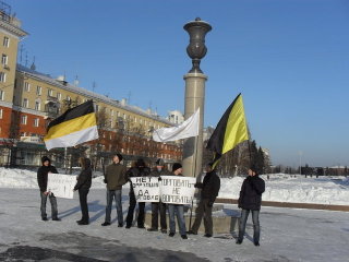 В Барнауле на пикете либертарианцев против нового закона о
торговле милиционеры &quot;для изучения&quot; изъяли плакат, выражающий
требования свободы ведения бизнеса.