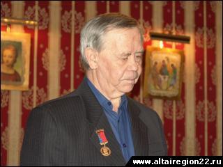 Алтайский губернатор наградил писателя 
Валентина Распутина медалью с портретом Шукшина.