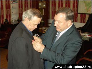 Алтайский губернатор наградил писателя 
Валентина Распутина медалью с портретом Шукшина.