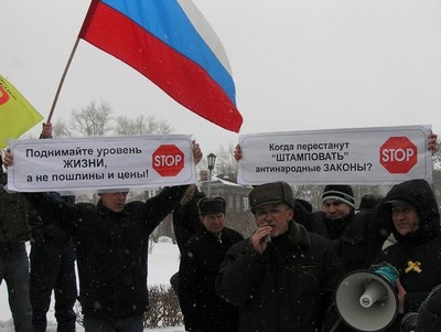 В Барнауле автомобилисты провели акцию протеста против антинародных законов. 
Следующим шагом автовладельцы заявляют 
проведение референдума о вотуме недоверия правительству.