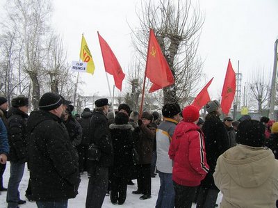 В Барнауле автомобилисты провели акцию протеста против антинародных законов. 
Следующим шагом автовладельцы заявляют 
проведение референдума о вотуме недоверия правительству.