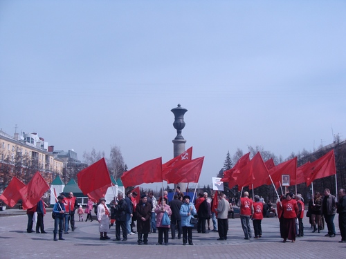 В Барнауле прошел митинг коммунистов, протестовавших против
участия войск НАТО в параде Победы на Красной площади.