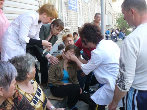 К концу второго дня рубцовской голодовки госпитализировано трое
рабочих. 24 участника, не желая покидать товарищей, отказались от
предложенной госпитализации.