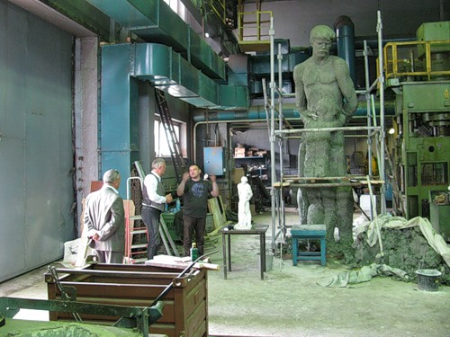 Памятник жертвам политических репрессий, который 
будет установлен в Барнауле, изготавливают в московской мастерской. Фото.