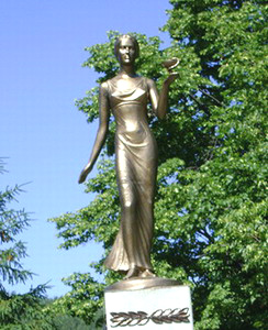 В Белокурихе поставили статую греческой богини Гигиены.