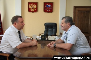 Губернаторы Алтайского края и Мурманской области обсудили
подписанное два года назад соглашение о сотрудничестве.