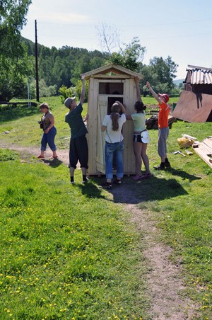 Студенты АлтГУ установили в Тигирекском заповеднике
собственноручно сделанные туалеты.
