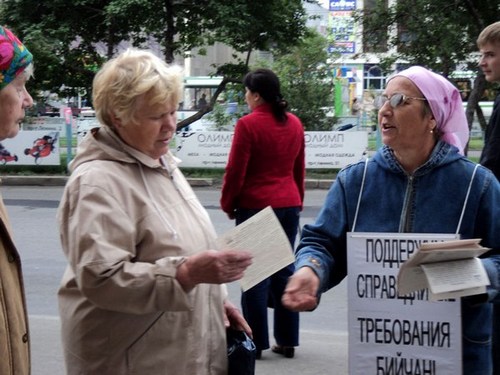 Барнаульcкие коммунисты провели одиночные пикеты в поддержку
голодовки в Бийске.
