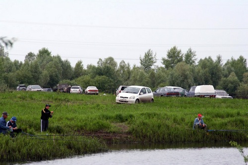 Инициативная группа &quot;Водного патруля&quot; и сотрудники рыбинспекции
&quot;разгоняли&quot; вблизи Барнаула любителей маленькой щуки. Фото.