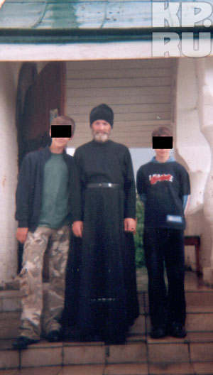 Священники насильники. Священник износилывает детей. Священники насильники. Католический священник с детьми. Священники насильники.