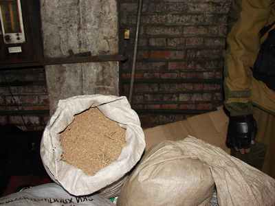 Алтайская наркополиция сожгла в печи 60 кг марихуаны, 5 кг
маковой соломы и 0,5 кг героина. Фото.
