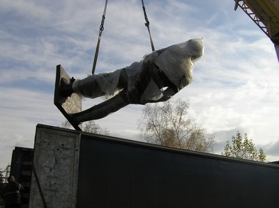 Памятник жертвам политрепрессий привезли в Барнаул.Фото.