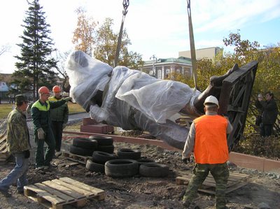 Памятник жертвам политрепрессий привезли в Барнаул.Фото.