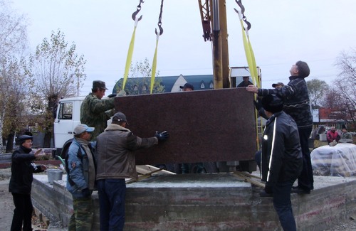 Памятник жертвам политрепрессий установили в Барнауле.Фото.