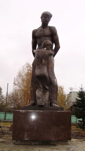 Памятник жертвам политрепрессий установили в Барнауле.Фото.