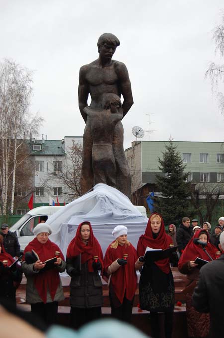 В Барнауле открыт памятник жертвам политических репрессий на
Алтае. Фоторепортаж.