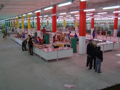 На оптово-розничном рынке на просп.Космонавтов в Барнауле открылся новый 
 торговый зал.