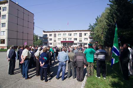 Митинг с требованием отставки мэра Белокурихи собрал около 100
жителей города-курорта.