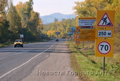 &quot;Сибмост&quot; начал капитальную реконструкцию участка Чуйского
тракта в районе аэропорта Горно-Алтайска.